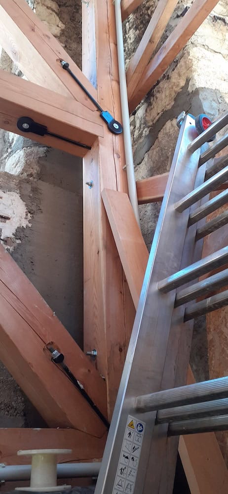 Struttura in legno in costruzione presso Chiesa di Aldeno.