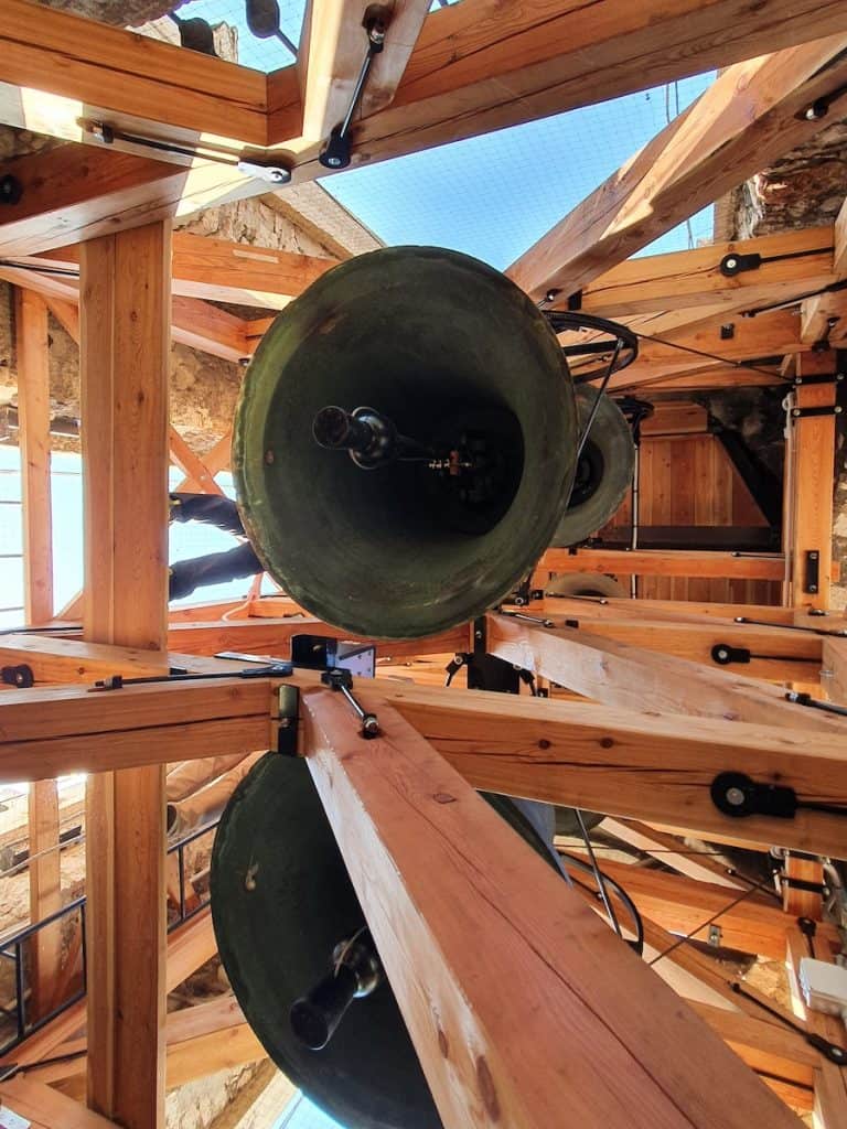 Campana di un campanile in costruzione con struttura in legno.