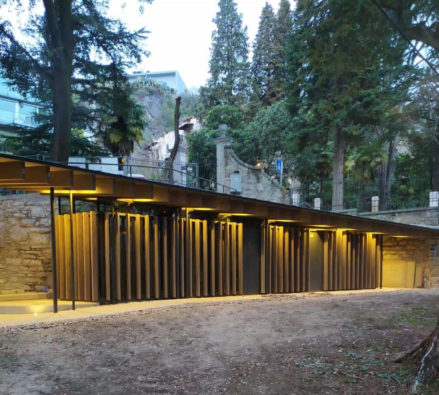 Struttura moderna in legno e metallo nel Parco Arciducale Arco.