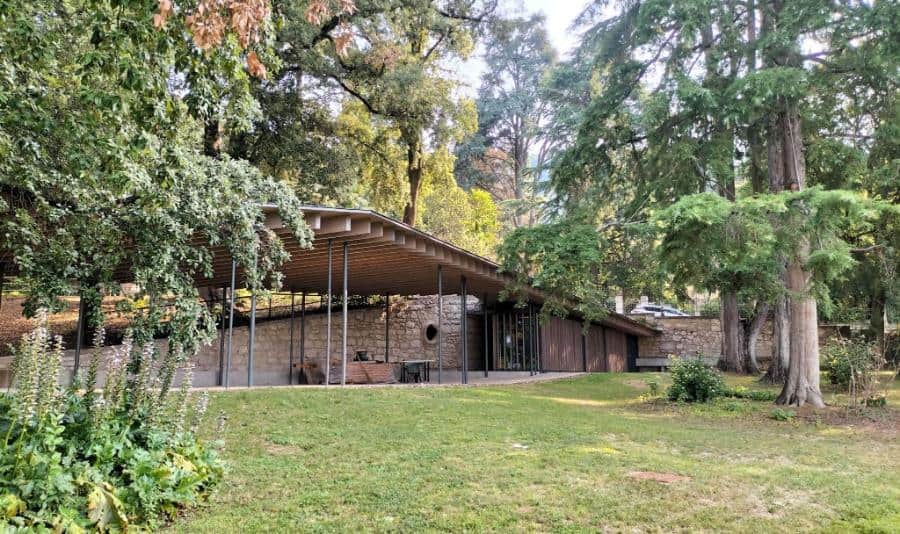 Struttura moderna in legno e pietra nel Parco Arciducale Arco.