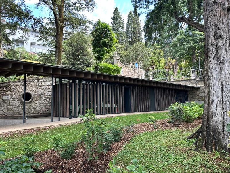 Struttura moderna nel Parco Arciducale Arco con alberi e vegetazione.