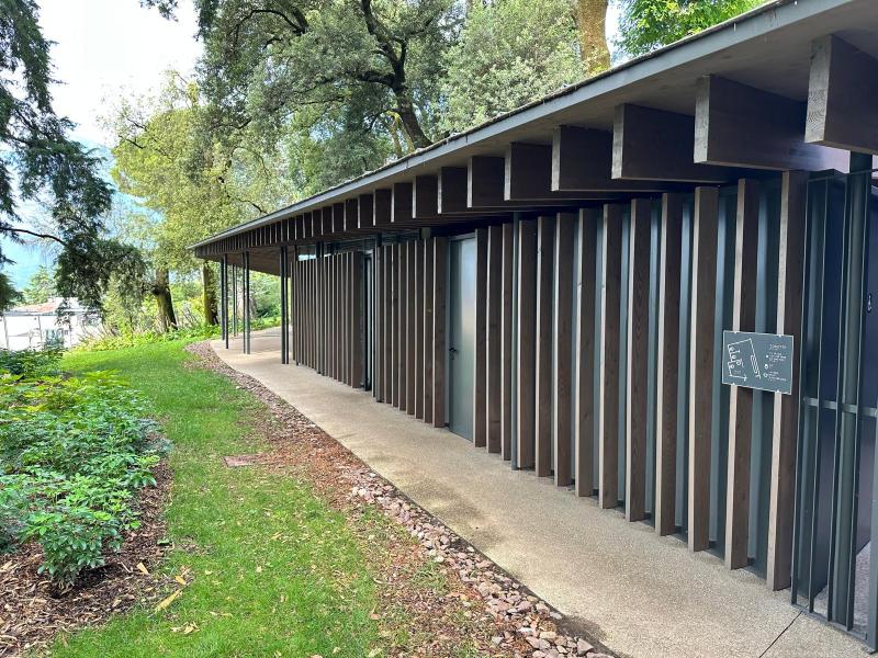 Struttura moderna in legno e metallo nel Parco Arciducale Arco.