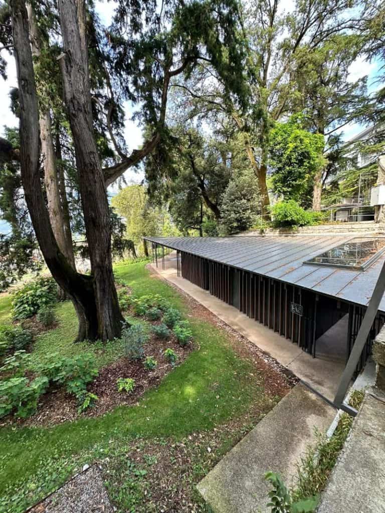 Costruzioni Dallapè Srl struttura moderna in un parco verde a Arco.