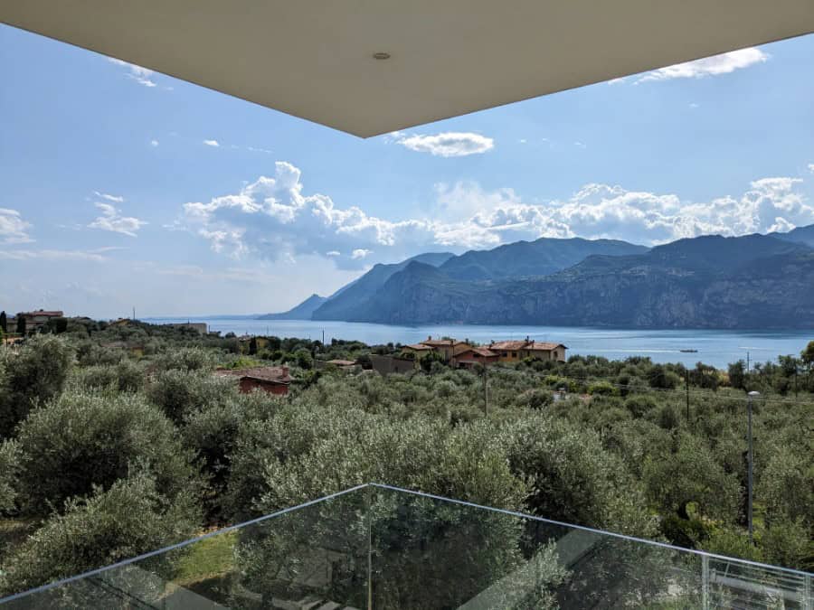 Vista panoramica sul Lago di Garda e le montagne circostanti dalla residenza privata a Malcesine.
