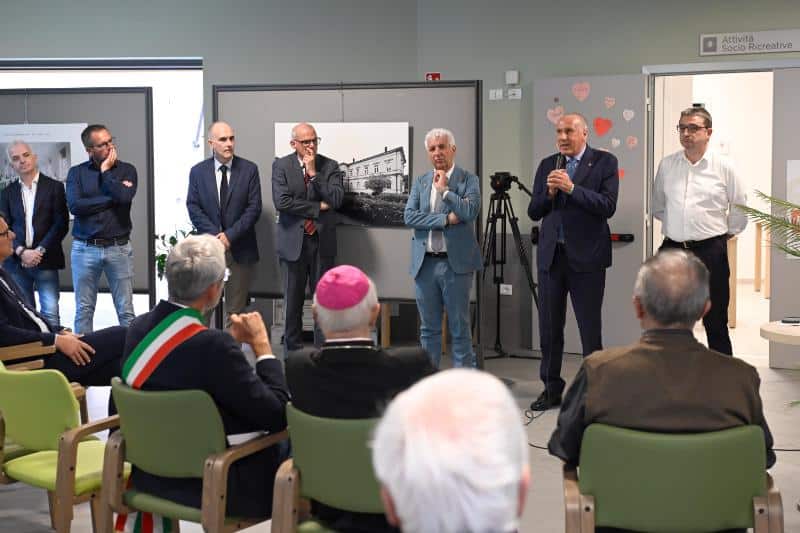 Cerimonia di inaugurazione con autorità e pubblico a Riva del Garda.