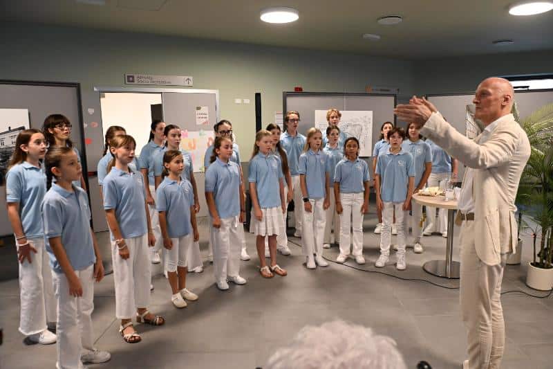 Corista di bambini in sala di musica con insegnante, Cittadella dell’accoglienza Riva del Garda.
