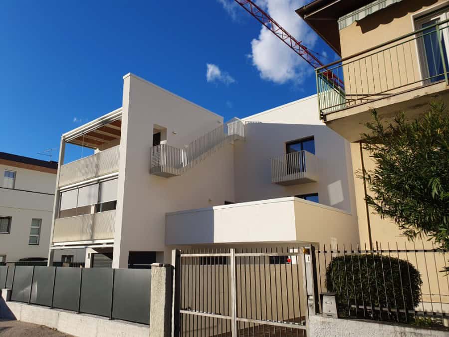 Residenza privata a Rovereto con design moderno e finiture di alta qualità.