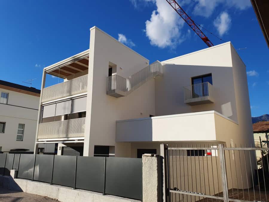 Costruzioni Dallapè Srl, residenza moderna a Rovereto, edificio con balconi e facciata bianca.