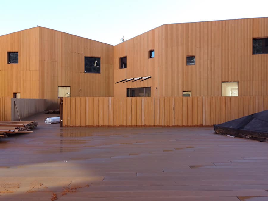 Costruzioni Dallapè Srl edificio in legno con finestre e recinzione in legno.