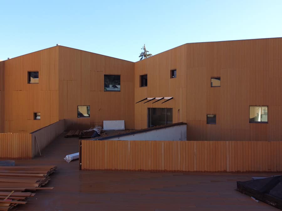 Costruzioni Dallapè Srl edificio in legno con finestre moderne e design innovativo.