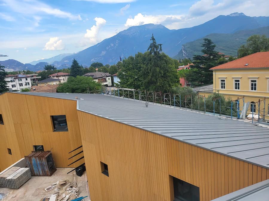 Costruzioni Dallapè Srl, edificio moderno con vista sulle montagne.