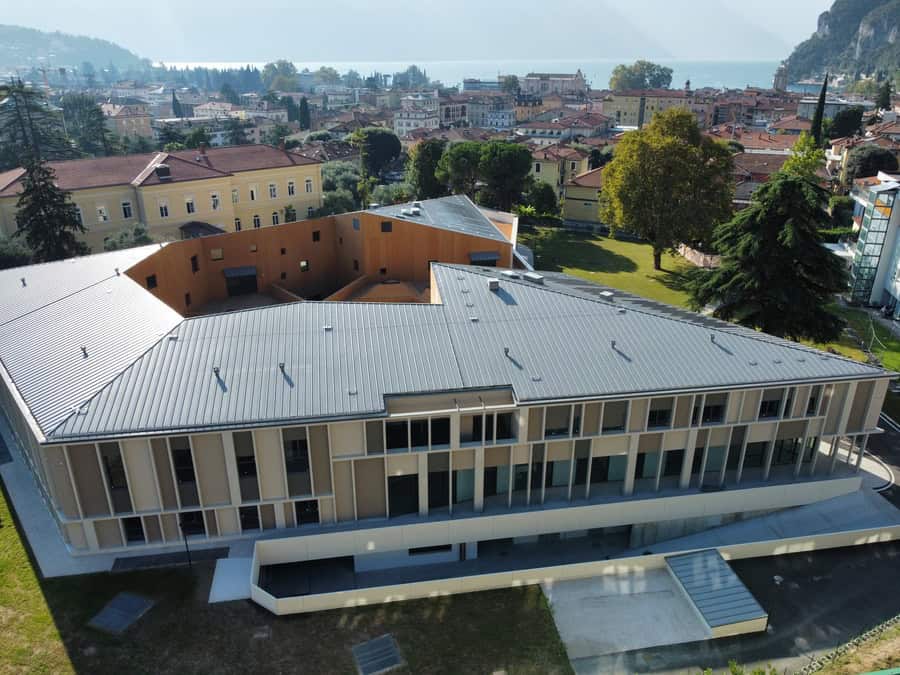 Costruzioni Dallapè Srl edificio moderno con vista sul lago di Garda.