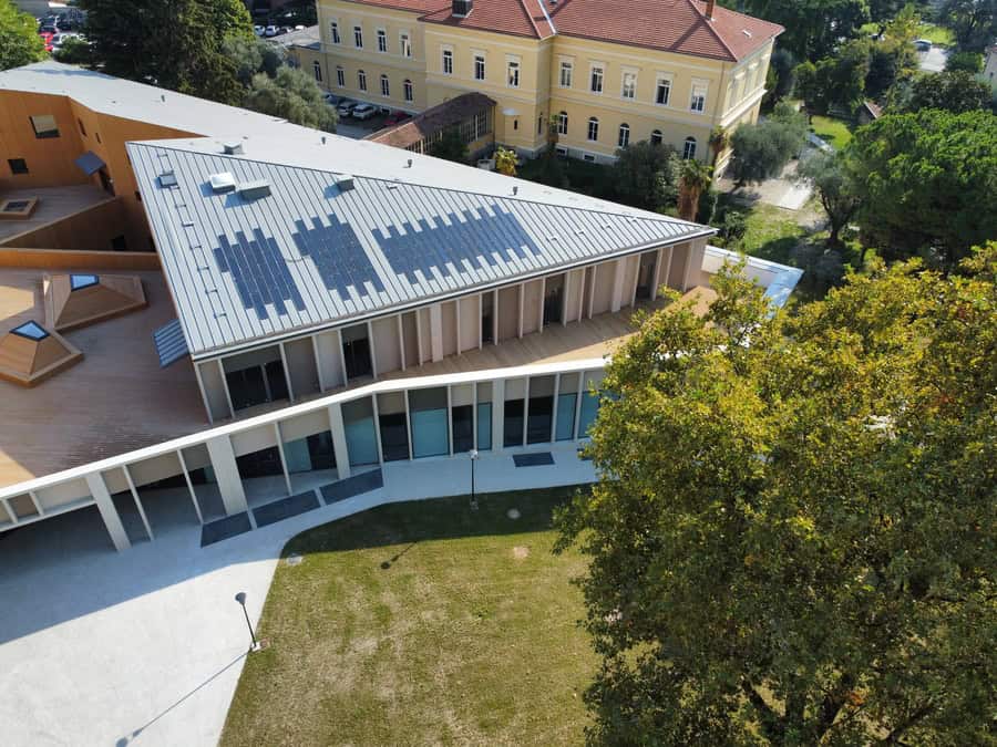 Costruzioni Dallapè Srl edificio moderno con pannelli solari a Riva del Garda.