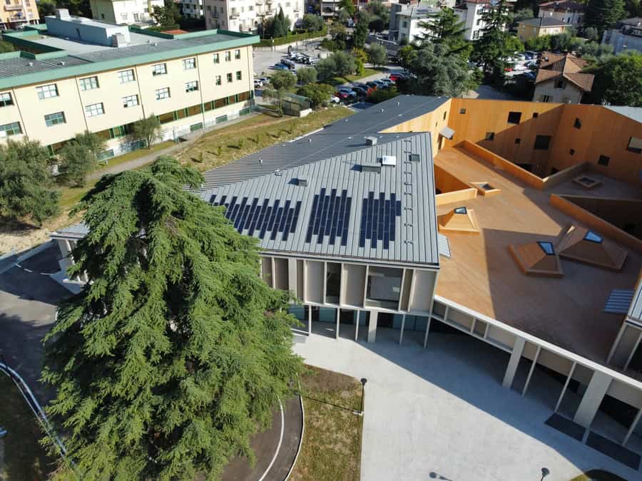Edificio con pannelli solari e struttura moderna a Riva del Garda.