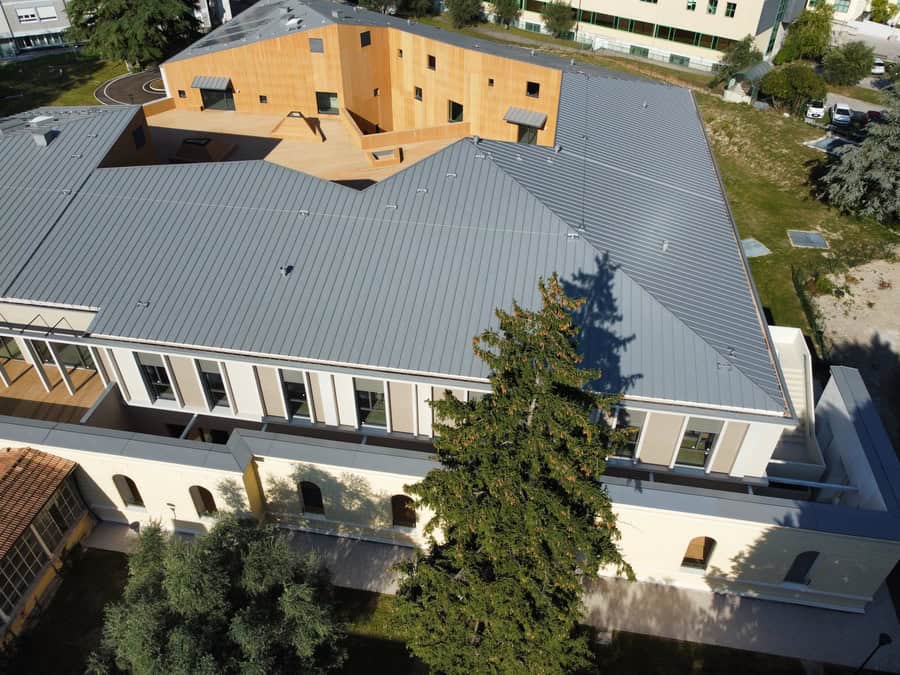 Edificio moderno con tetto in metallo e struttura in legno a Riva del Garda.