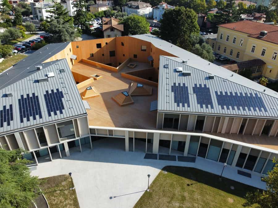 Costruzioni Dallapè Srl edificio innovativo con cortile centrale e pannelli solari.