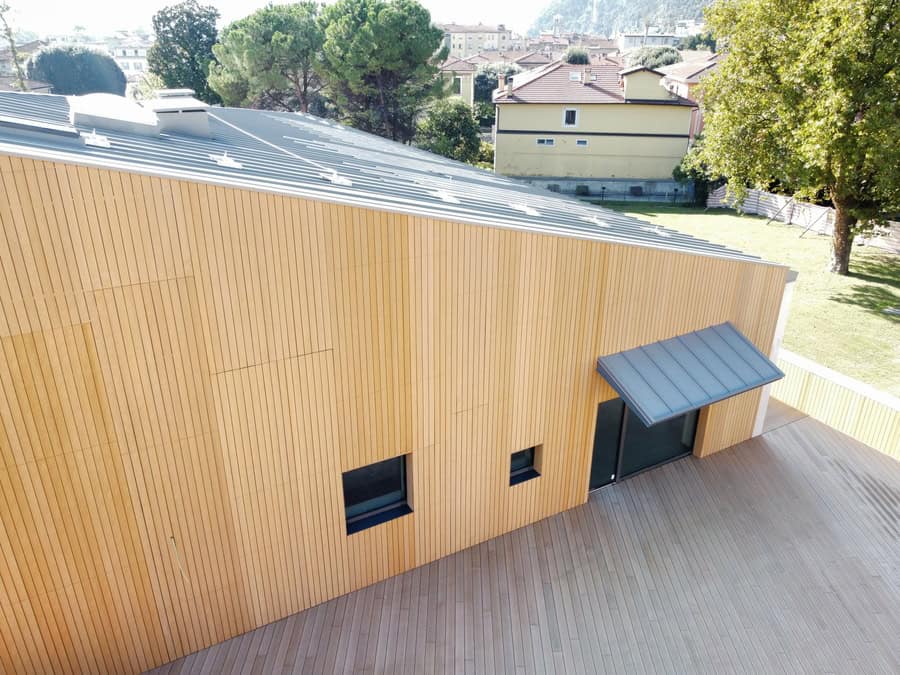 Edificio in legno con tetto in metallo e portico a Riva del Garda.