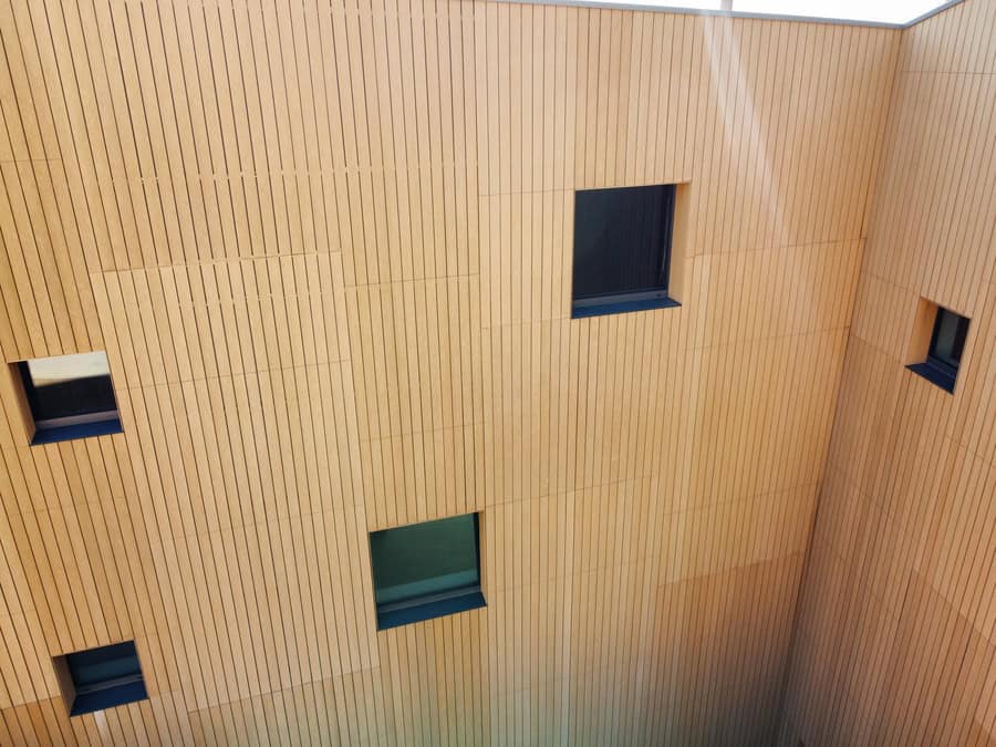 Facciata in legno della Cittadella dell’accoglienza Riva del Garda.