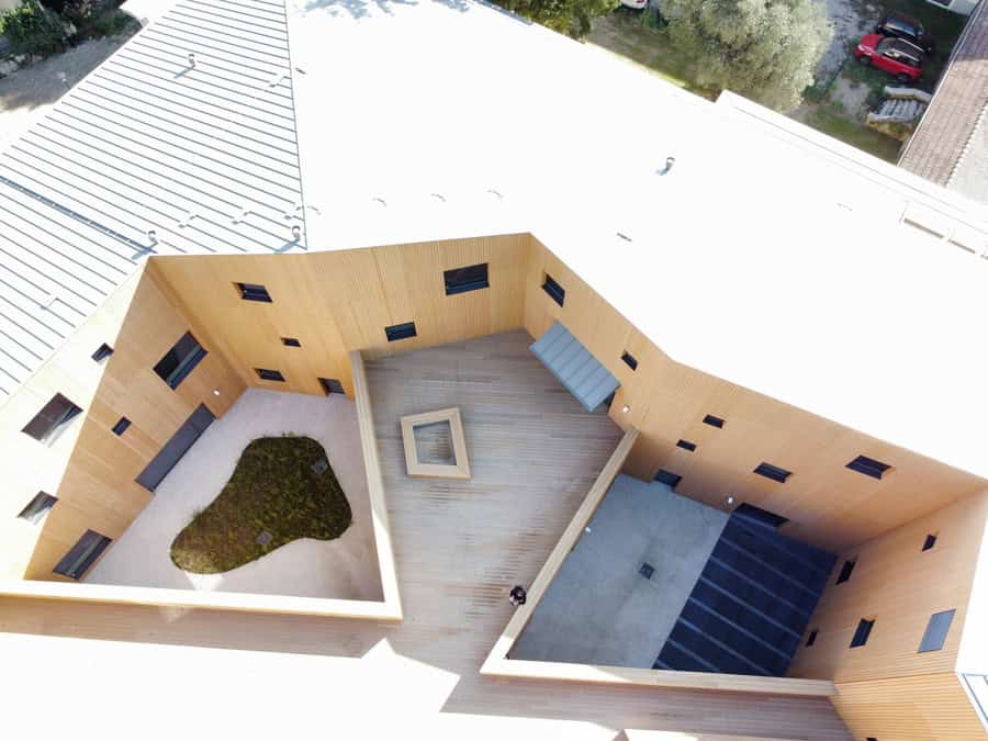 Costruzioni Dallapè Srl, edificio moderno con cortile e area esterna.