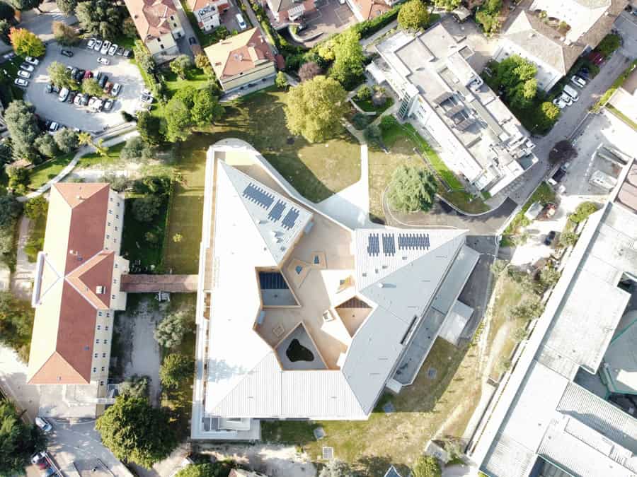 Edificio moderno con design innovativo a Riva del Garda.