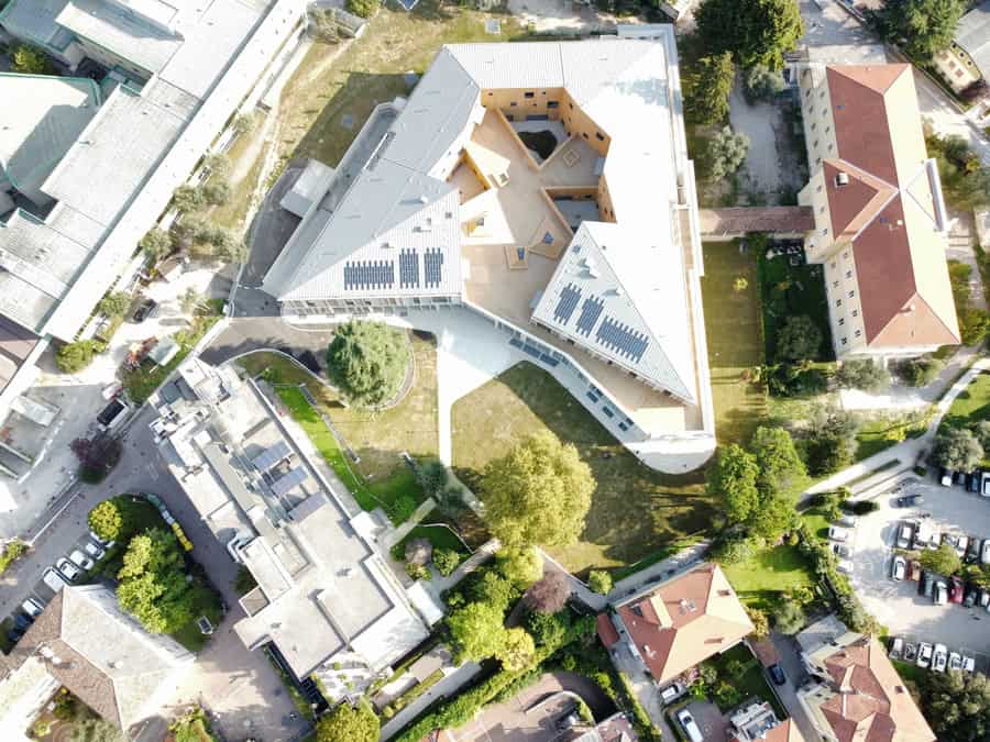 Costruzioni Dallapè Srl, edificio moderno a Riva del Garda, vista aerea.