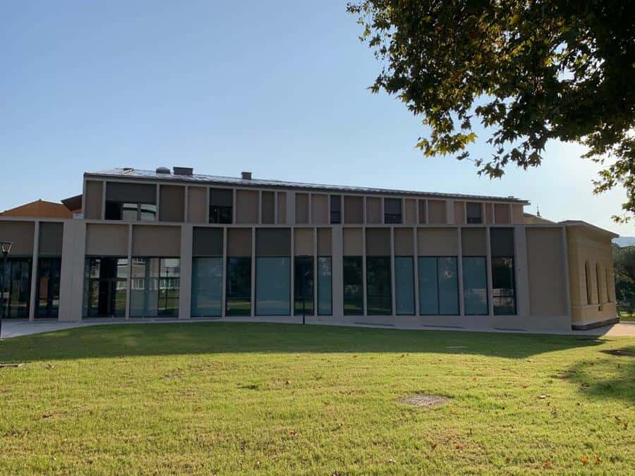 Costruzioni Dallapè Srl edificio moderno con grandi vetrate e giardino.