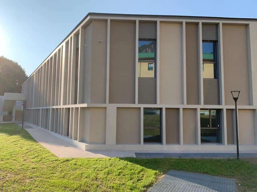 Edificio moderno con struttura in cemento e grandi finestre a Riva del Garda.