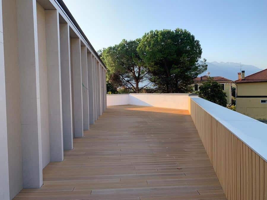 Terrazza panoramica con vista su alberi e case a Riva del Garda.