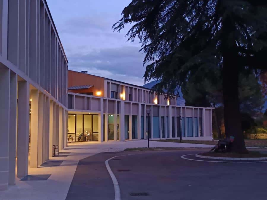 Costruzioni Dallapè Srl edificio moderno con grandi vetrate e area esterna.