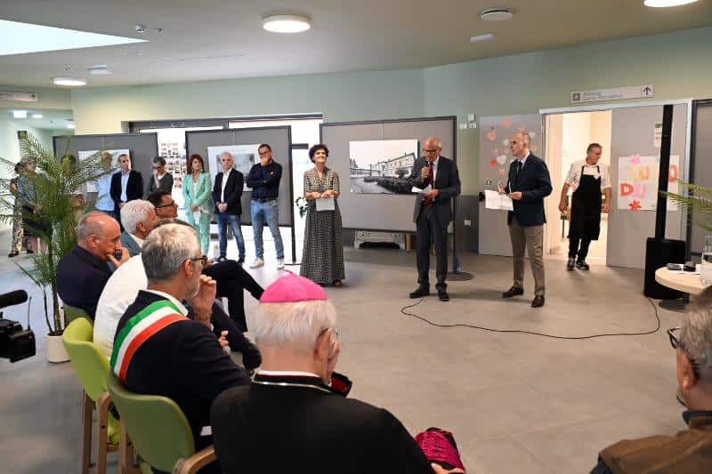 Cerimonia di inaugurazione con pubblico e relatori a Riva del Garda.