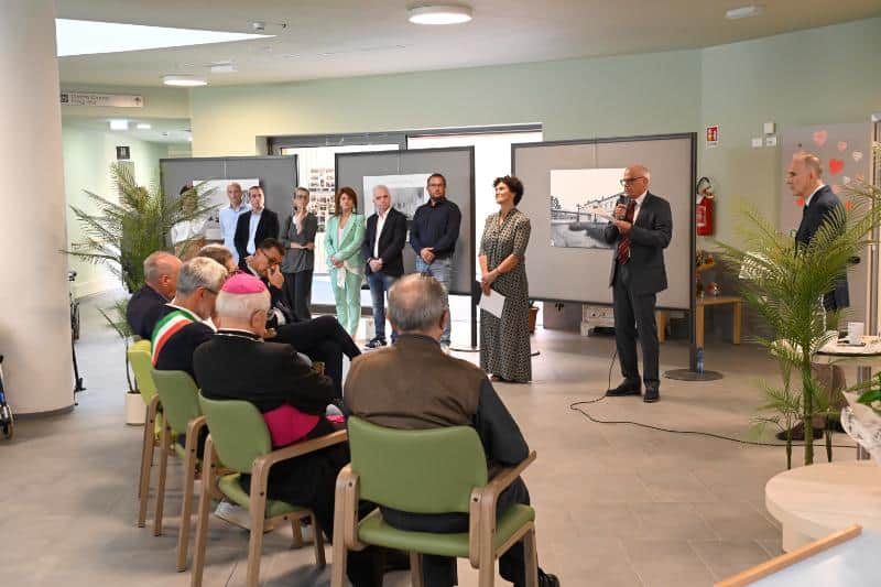Incontro pubblico con relatori e pubblico a Cittadella dell’accoglienza Riva del Garda.