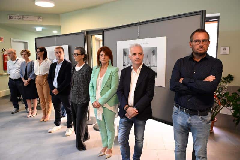Gruppo di persone in mostra presso Costruzioni Dallapè Srl a Riva del Garda.