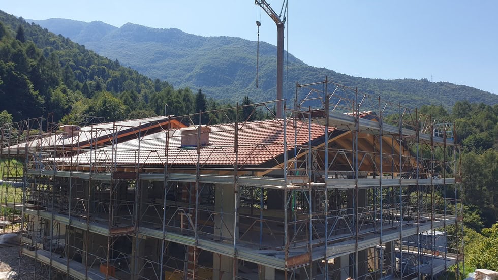 Costruzione di una nuova residenza privata a Drena con struttura in fase di completamento.