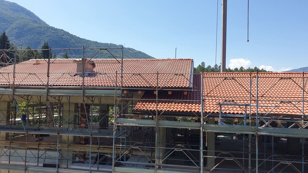 Lavori in corso su una nuova residenza privata a Drena con impalcature.