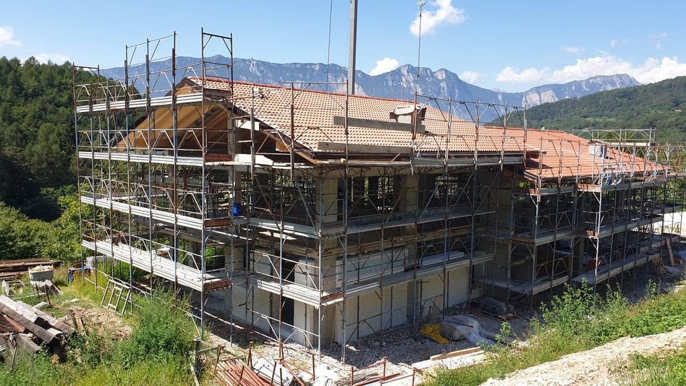 Costruzione di una nuova residenza privata a Drena con scaffalature di sicurezza.