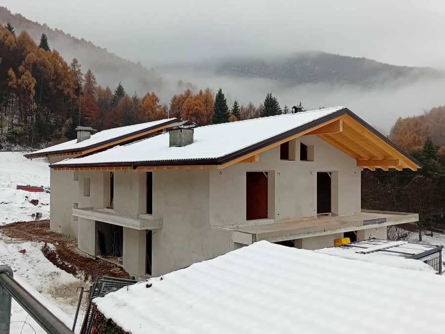 Cantiere di una nuova residenza privata a Drena in costruzione.