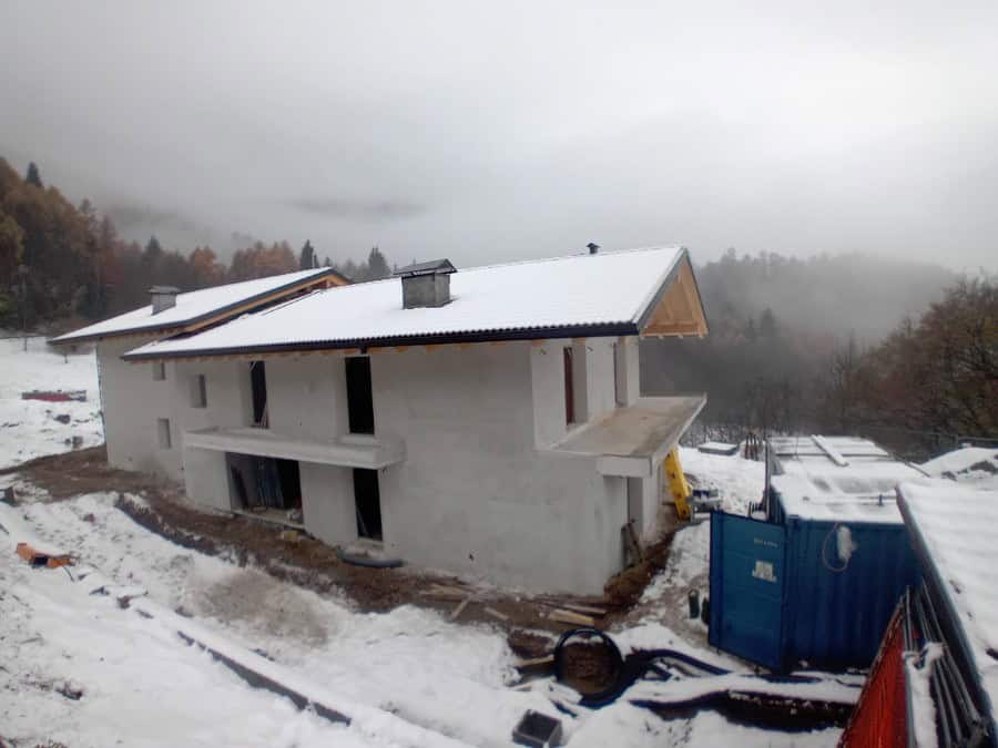 Costruzione di una nuova residenza privata a Drena in inverno.