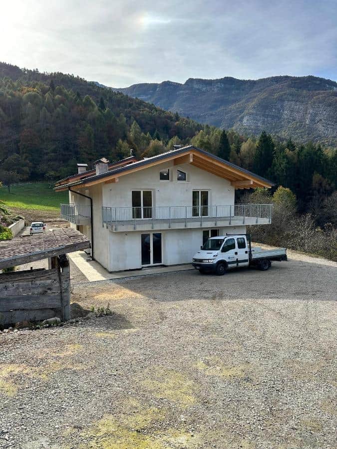 Nuova residenza privata a Drena con vista sulle montagne circostanti.