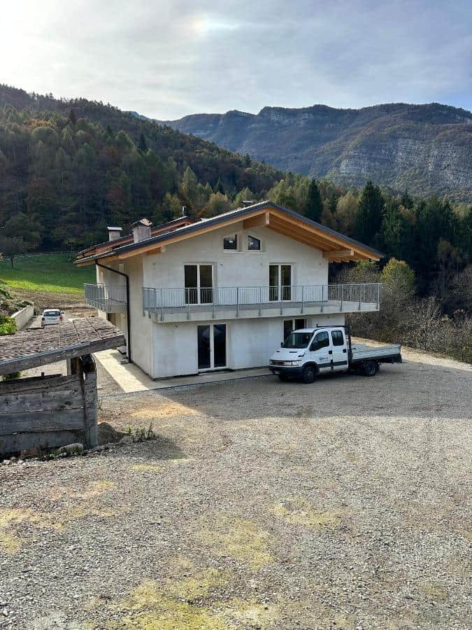 Nuova residenza privata a Drena con vista sulle montagne circostanti.
