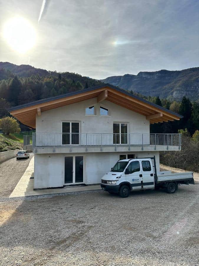 Nuova residenza privata a Drena con struttura moderna e vista montagna.