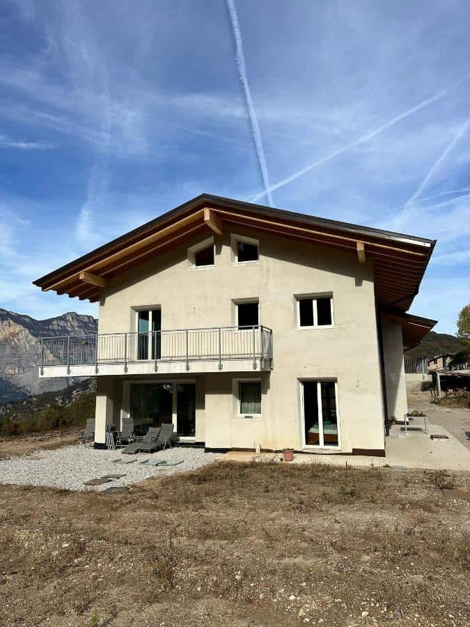 Nuova residenza privata a Drena con struttura moderna e vista montagna.