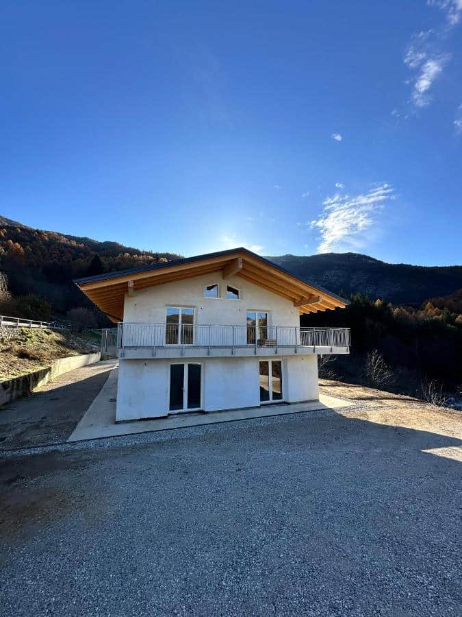 Nuova residenza privata a Drena con vista montagna e balconi spaziosi.