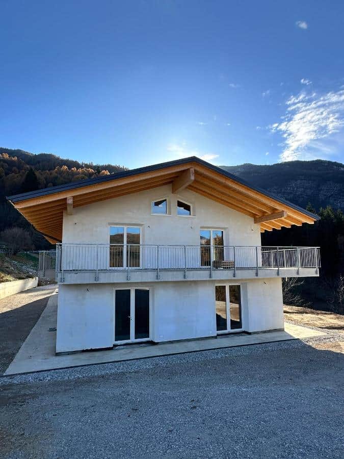 Nuova residenza privata a Drena con vista sulle montagne e struttura moderna.