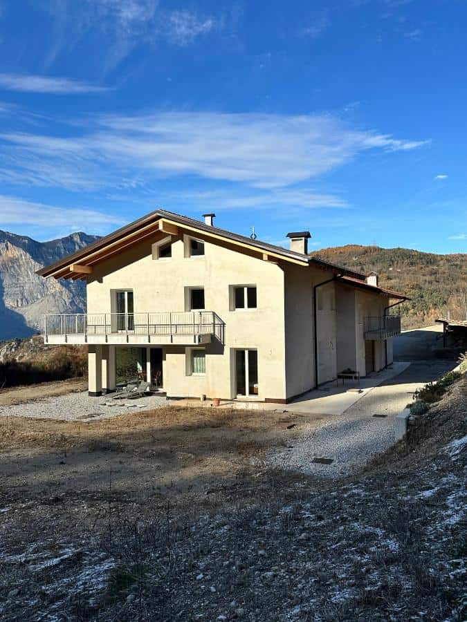 Nuova residenza privata a Drena con vista sulle montagne e struttura moderna.