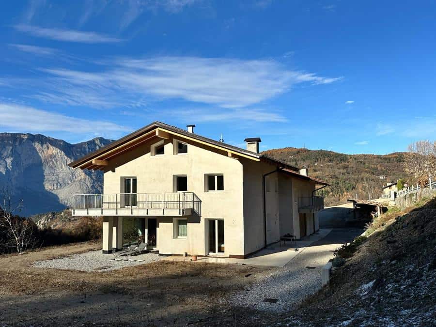 Nuova residenza privata a Drena con vista sulle montagne circostanti.