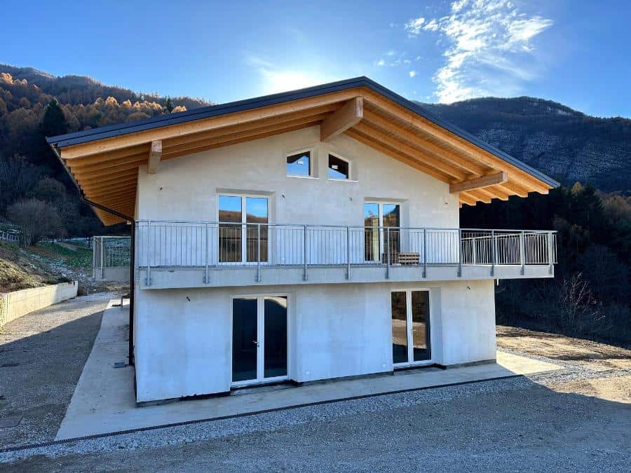 Nuova residenza privata a Drena con struttura moderna e balcone spazioso.