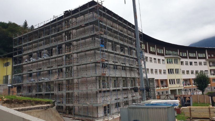 Edificio in ristrutturazione con impalcature e lavori in corso.