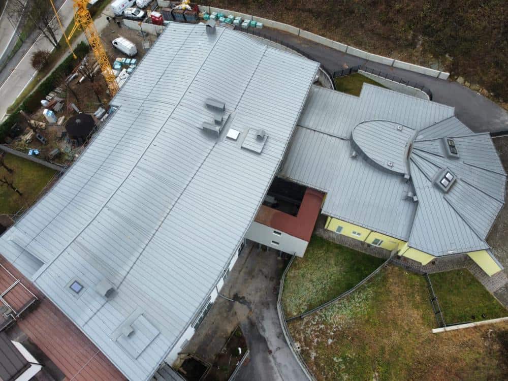 Immagine aerea di un edificio in fase di ristrutturazione con copertura in metallo.