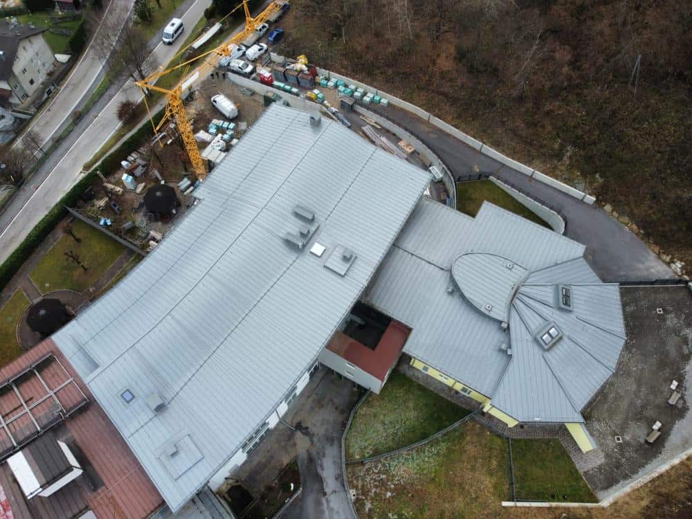 Cantiere di costruzione con gru e edificio in fase di ristrutturazione.