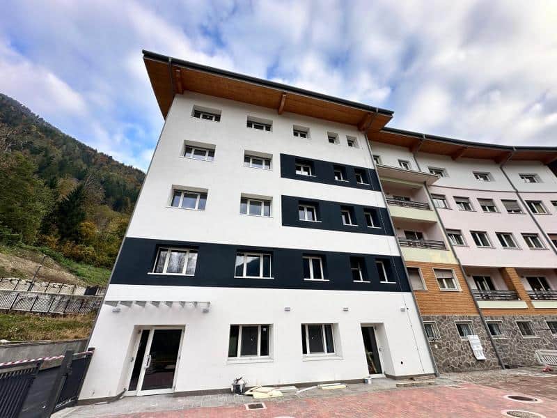 Edificio residenziale in fase di ristrutturazione con facciata moderna.